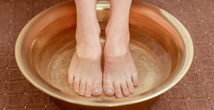 Soaking-Feet-in-Apple-Cider-Vinegar-for-Weight-Loss