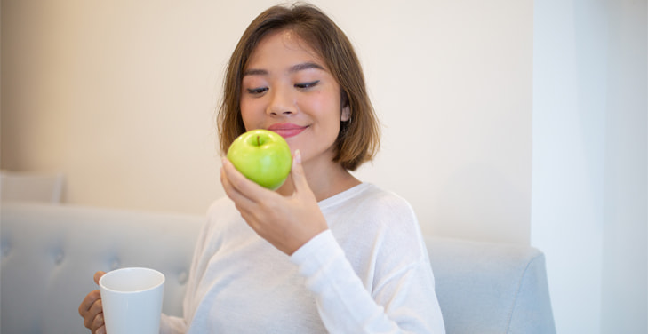 eating-an-apple-before-bed-weight-loss